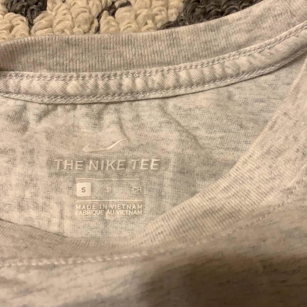 Nike top - Picture 2 of 3